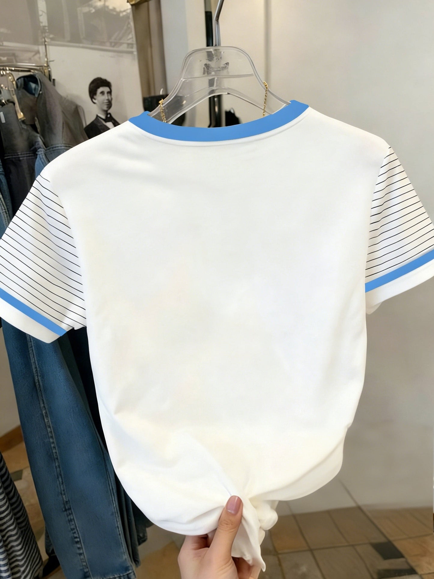 Damen T-Shirt mit Einhorn-Logo und gestreiften Ärmeln – Modisches Freizeitshirt