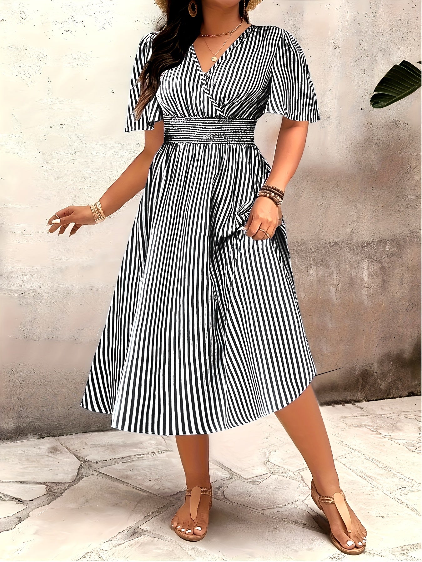 Damen Elegantes Streifenkleid mit Wickeloptik und Sommer-Flair – Perfekt für festliche Anlässe oder Alltag