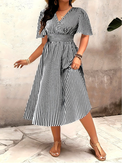Damen Elegantes Streifenkleid mit Wickeloptik und Sommer-Flair – Perfekt für festliche Anlässe oder Alltag