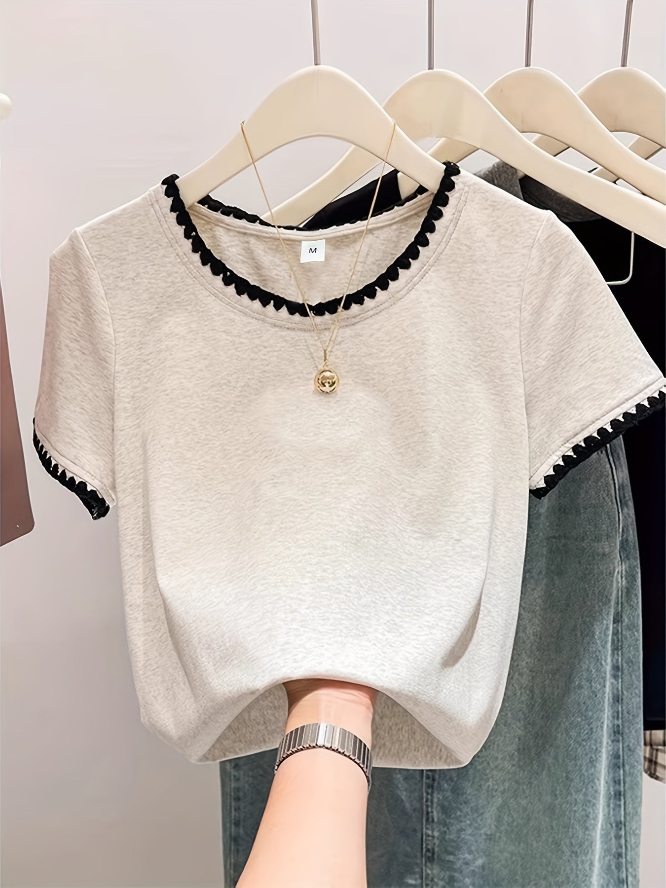 Damen Bluse mit Wellensaum und elegantem Rundhalsausschnitt – Stilvolle Alltags- und Bürobluse