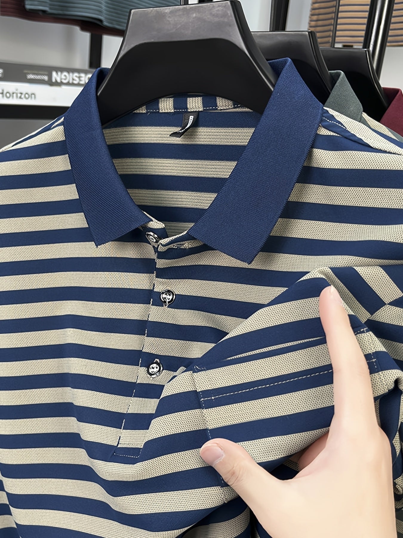 Herren Polohemd mit Streifenmuster und Brusttasche – Klassisch, Elegant, Vielseitig