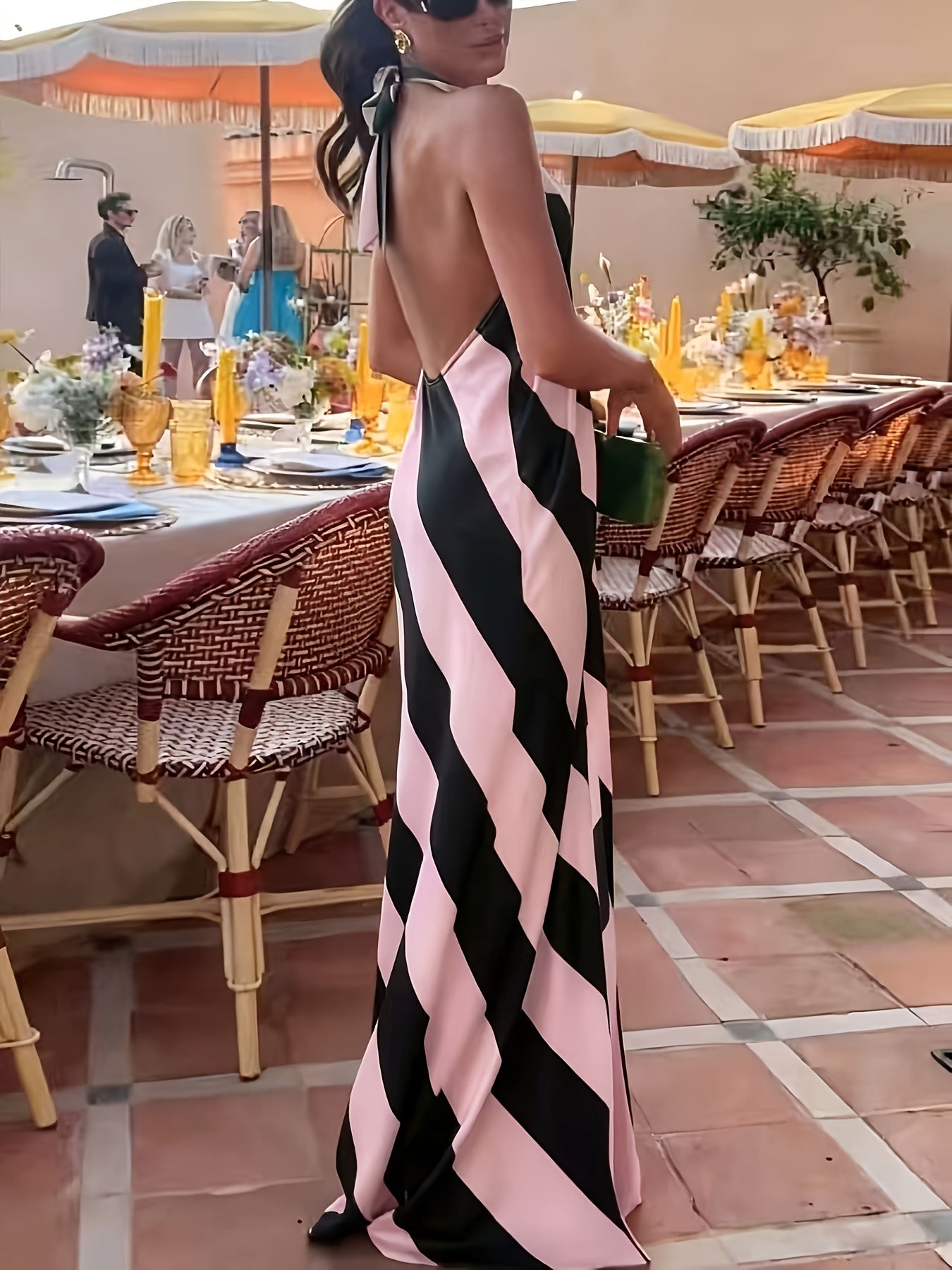 Damen Maxikleid mit Neckholder und Streifenmuster – Elegantes Sommerkleid für Feste und Gartenpartys