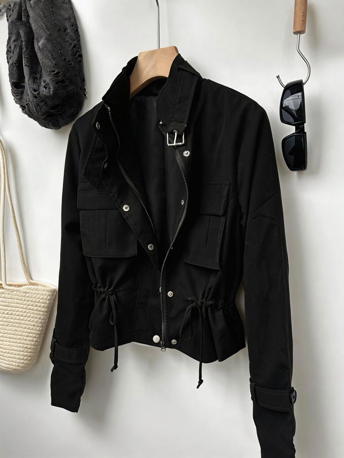 Kurze Damen Übergangsjacke mit Klappentaschen, Kordelzug und Kragen-Schnalle