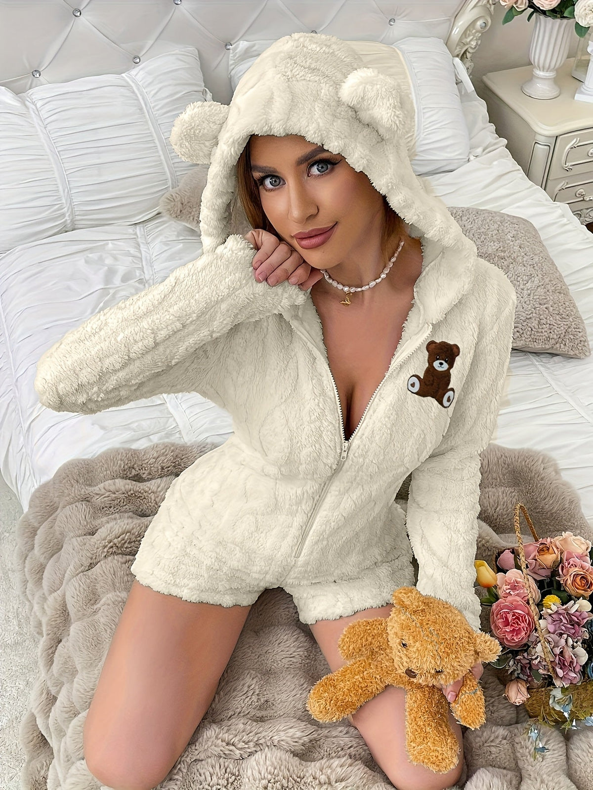 Damen Plüsch Overall Schlafanzug mit Kapuze und Bären-Applikation Weiß