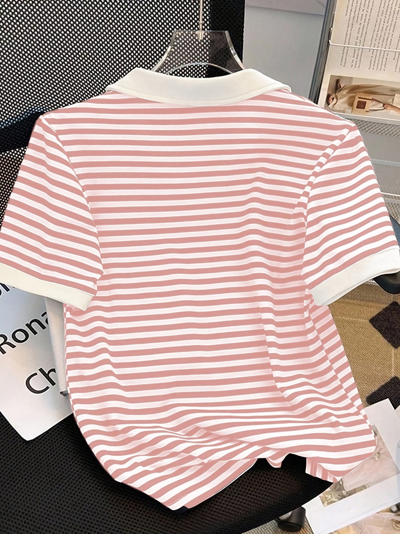 Damen Polo Shirt mit Streifenmuster und V-Ausschnitt – Eleganter Freizeit-Look