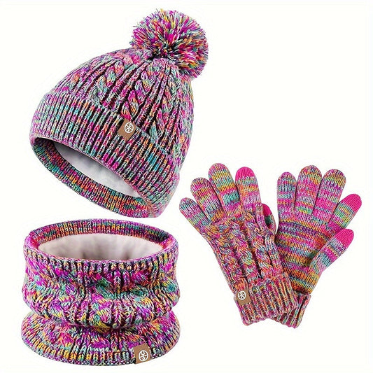 Gestricktes Winterset mit Bommelmütze, Loop-Schal und Handschuhen