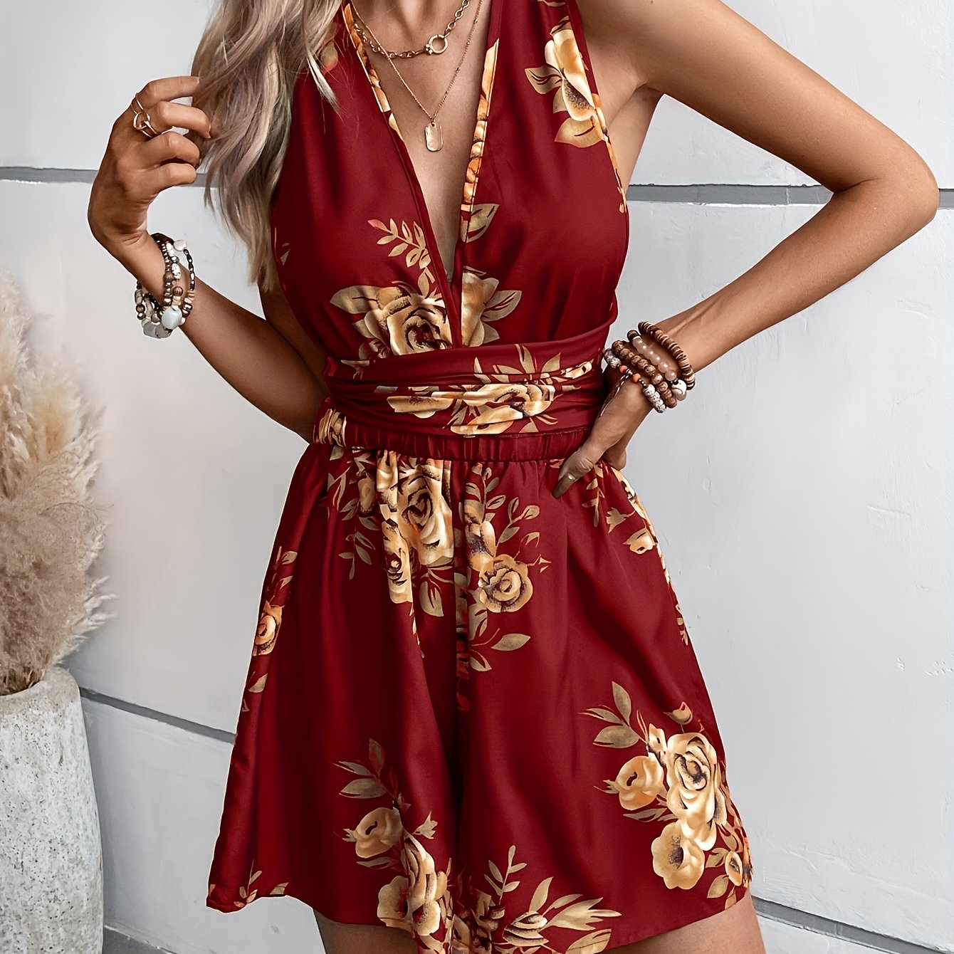 Damen Jumpsuit mit Blumenmuster und tiefem V-Ausschnitt – Eleganter Einteiler für Freizeit und besondere Anlässe