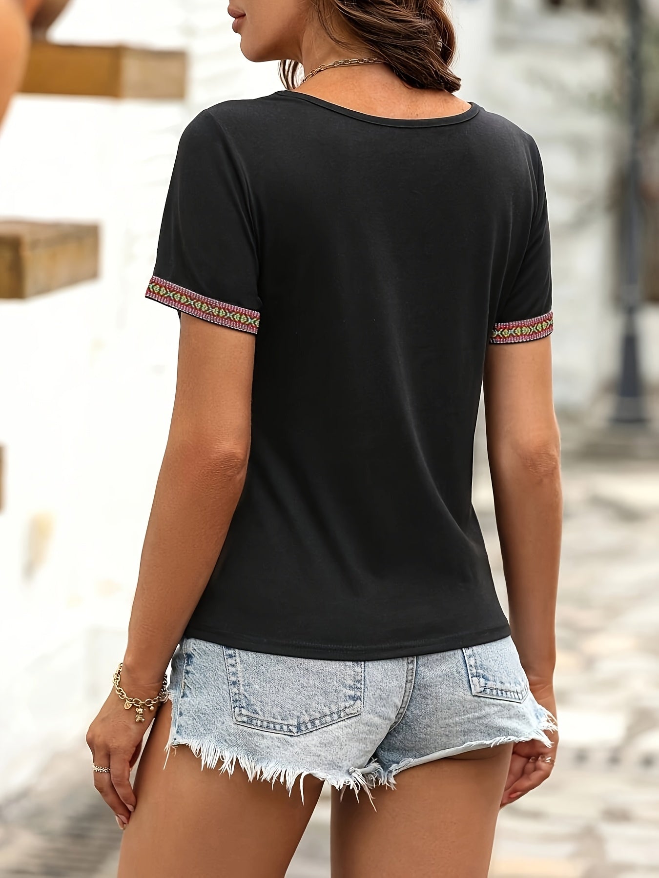 Damen Boho T-Shirt mit V-Ausschnitt und Ethno-Bordüre – Sommer Freizeitmode