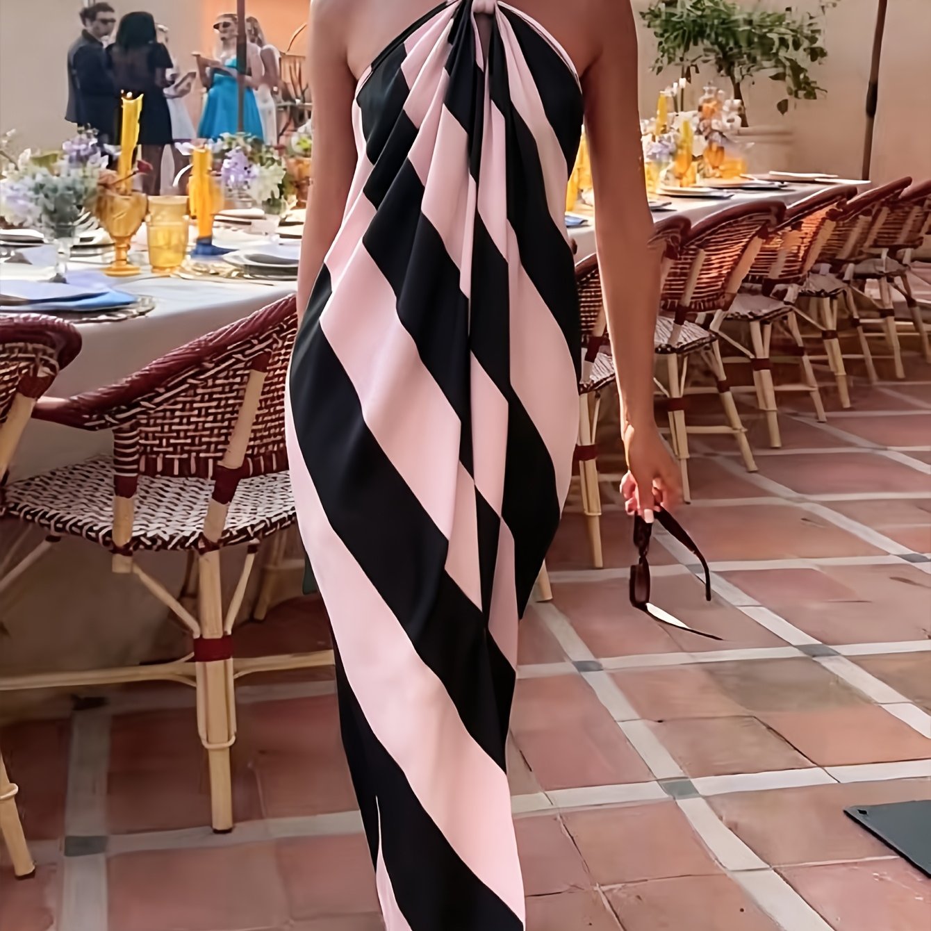 Damen Maxikleid mit Neckholder und Streifenmuster – Elegantes Sommerkleid für Feste und Gartenpartys