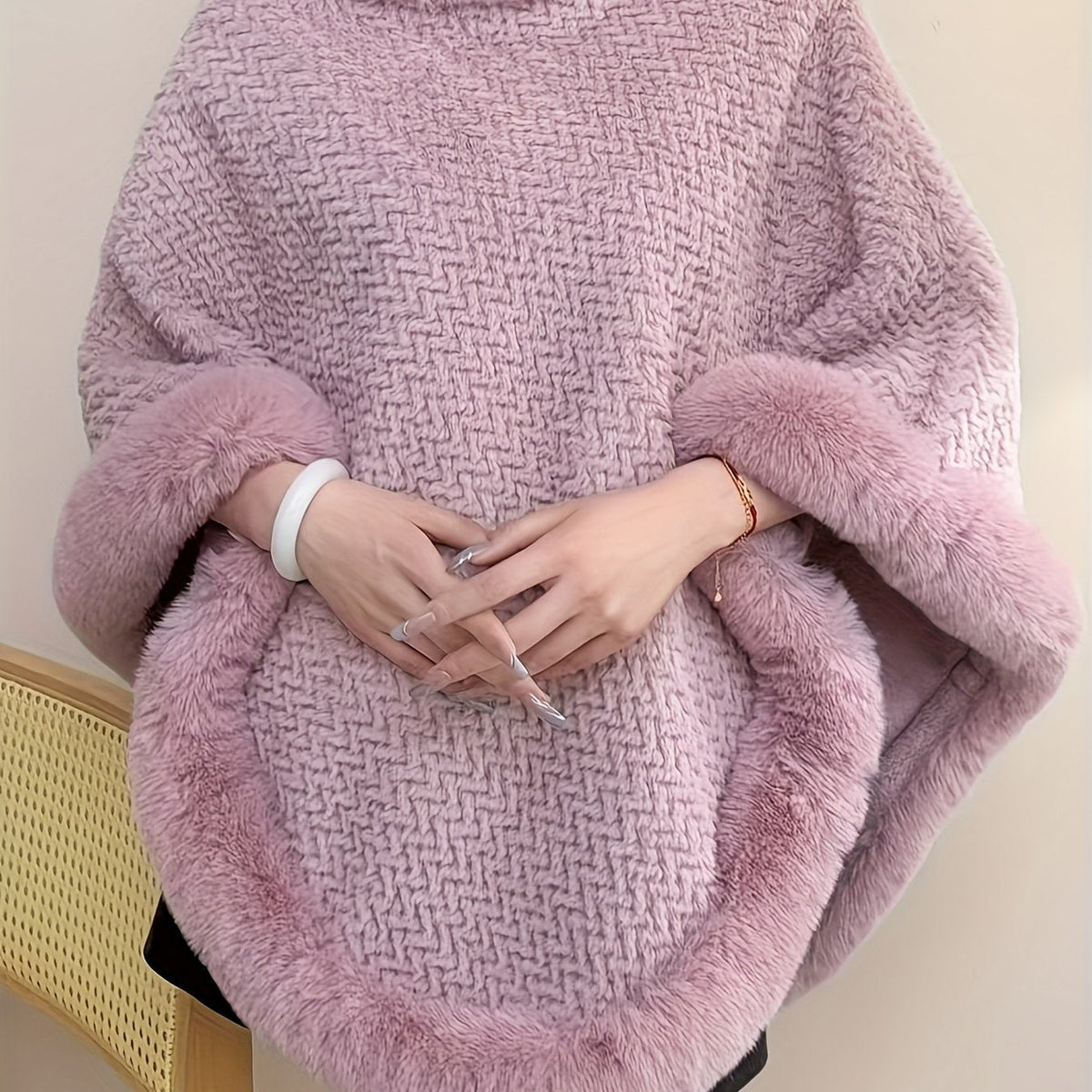 Damen Poncho mit Rollkragen und Kunstfellbesatz - Weiche Strickoptik