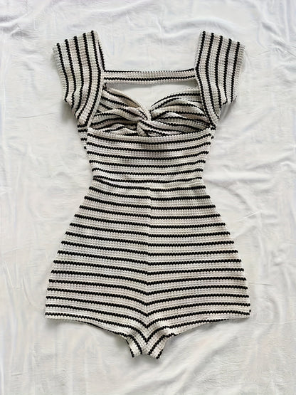 Damen Strick-Overall mit Streifen und Twist-Front – Einteiler Retro Style für Freizeit & Urlaub
