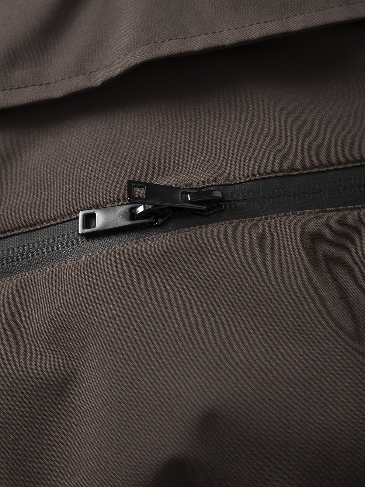 Herren Anorak Jacke mit Kapuze und Reißverschlusstasche Braun