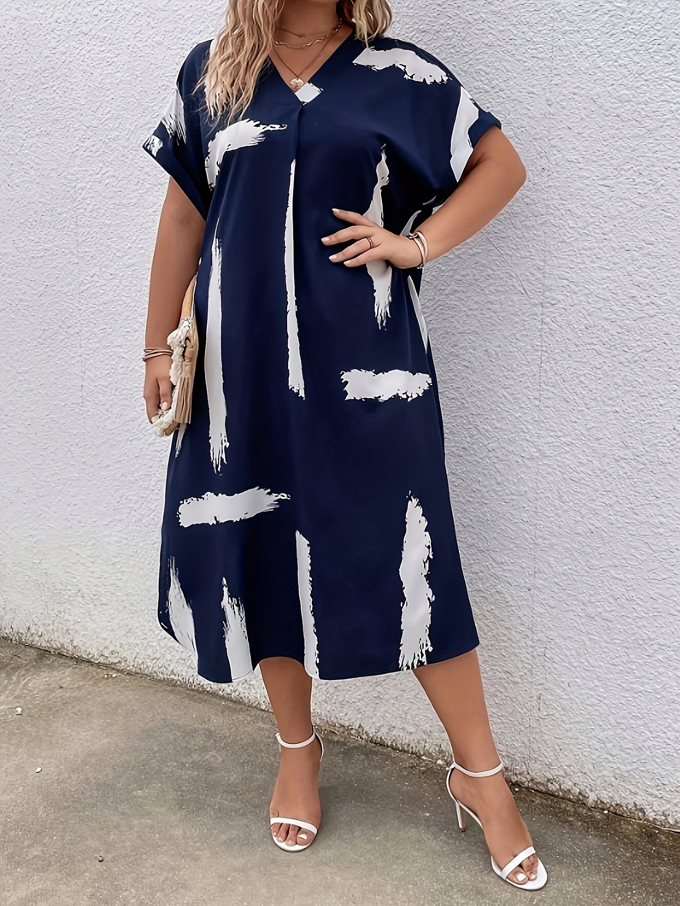 Damen Tunika Kleid im lockeren Oversize-Stil – Modernes Freizeitkleid mit V-Ausschnitt und Pinselstrich-Print