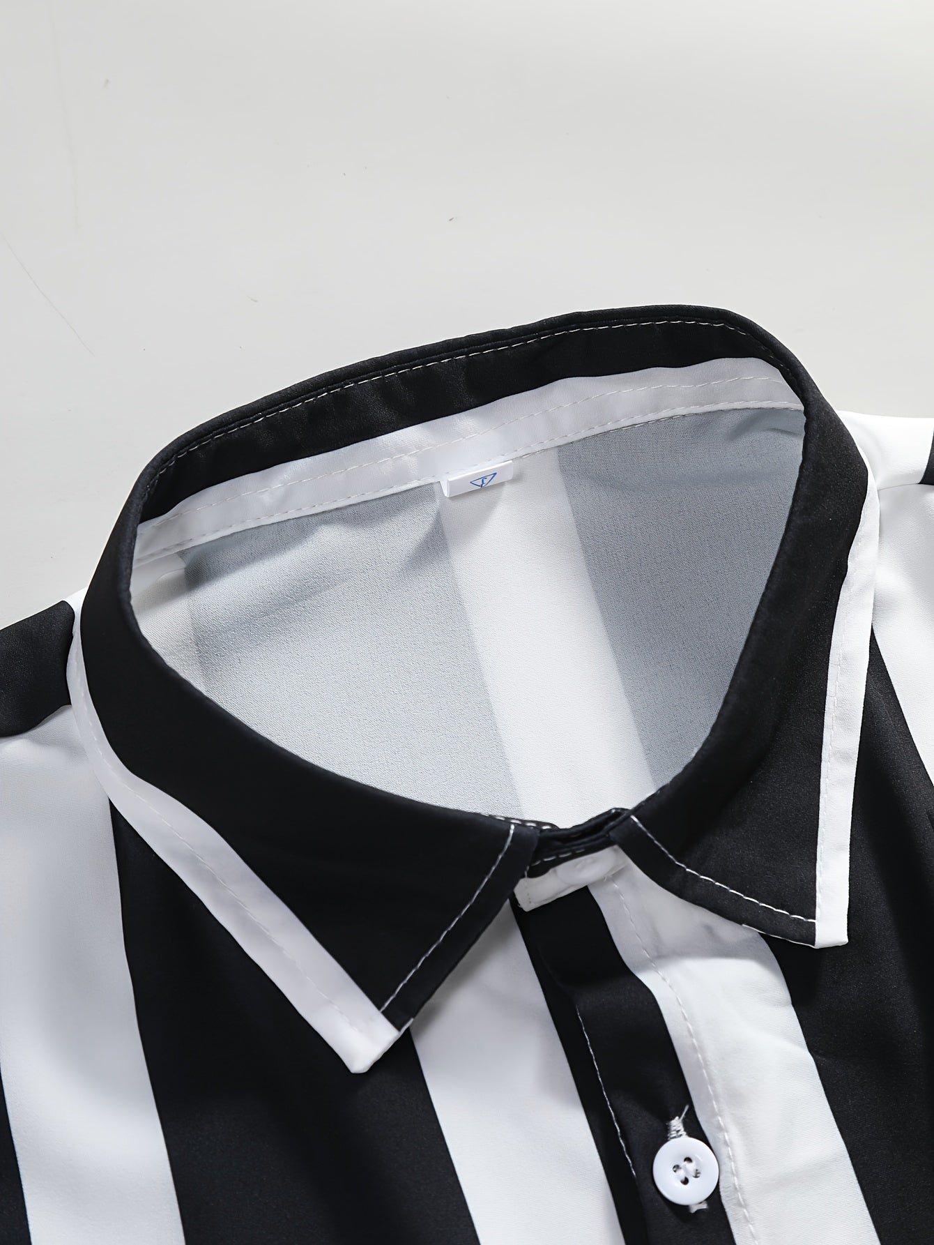 Herren Kurzarmhemd im modernen Streifen-Design – Lässiger Streetstyle für Alltag und Freizeit