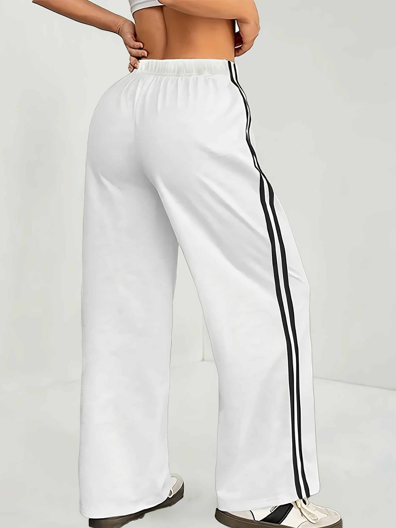 Damen Weite Sporthose mit Streifen und Retro-Look
