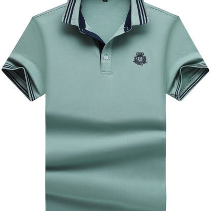 Herren Poloshirt mit gestreiftem Kragen und sportlichem Wappen – Klassischer Freizeitstil