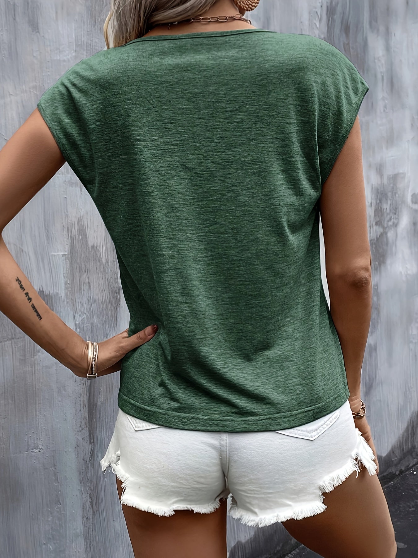 Damen T-Shirt mit Herz-Print und V-Ausschnitt – Lässige Sommermode, ideal für Alltag und Freizeit