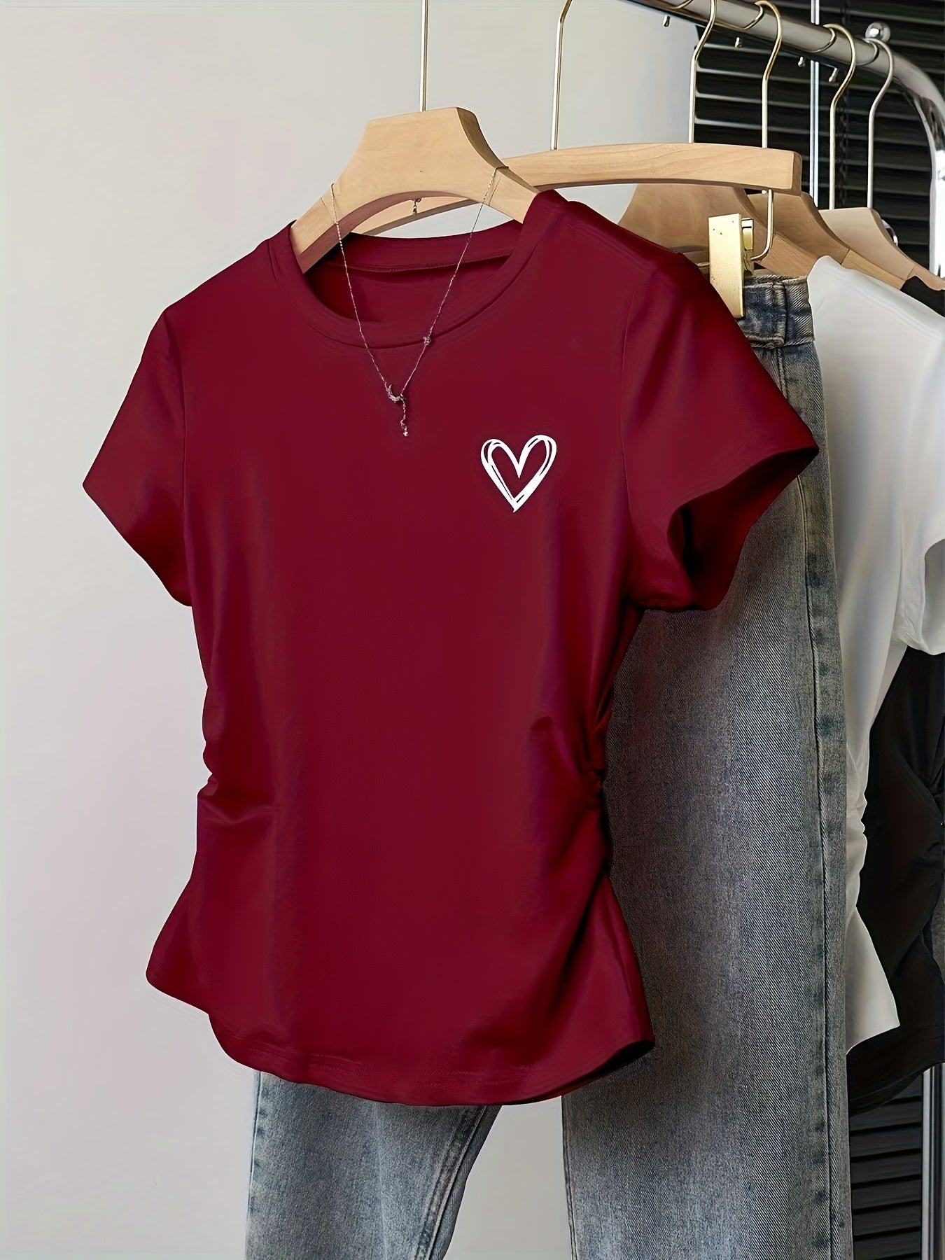 Damen T-Shirt mit Herz-Print und modernem, figurbetontem Schnitt – Alltagsmode mit Stil