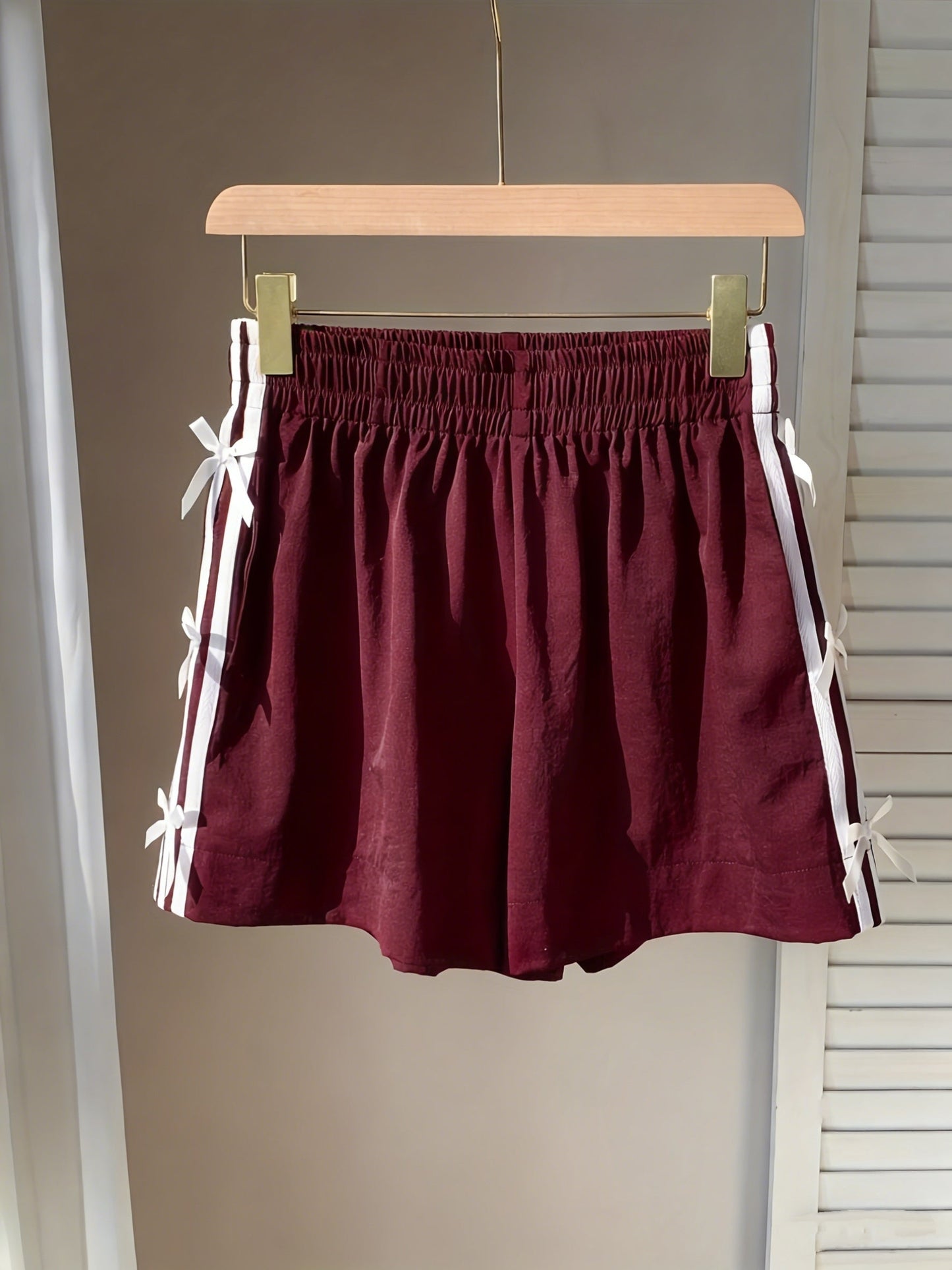 Damen Freizeitshorts mit Schleifen und Streifen – Lässiger Sommer-Look für Urlaub und Alltag