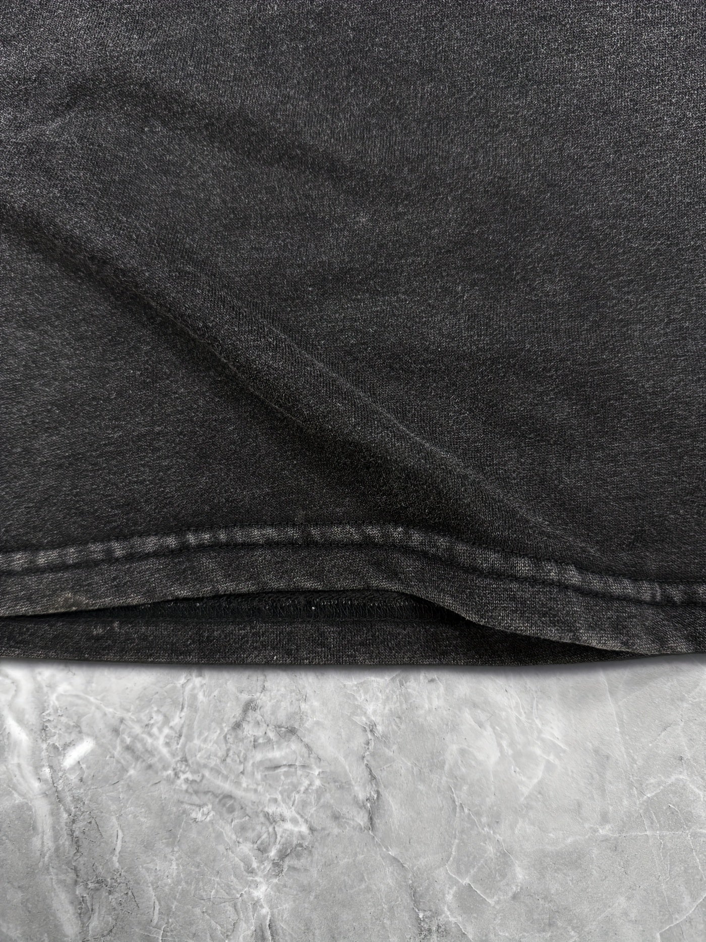 Damen T-Shirt mit Blumenstickerei und Vintage-Look – Freizeit & Alltagsstil