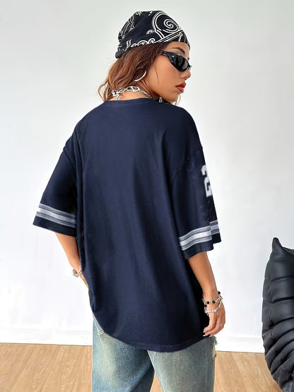 Damen Streetwear Oversize Football Jersey mit Nummer 23 und Distressed Jeans – Lässiger Urban Look
