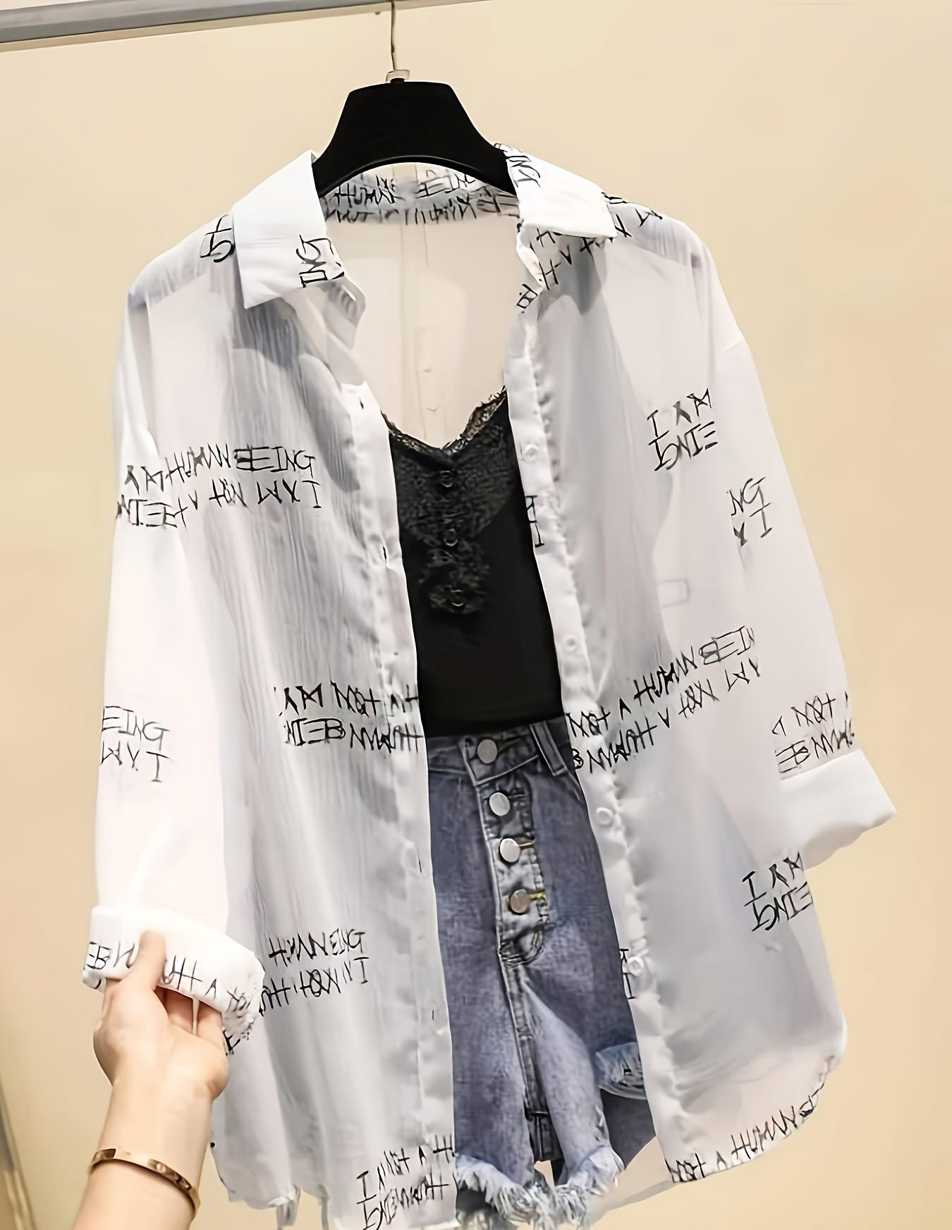 Damen Oversize Hemd mit Zeitungsdruck und High-Waist Denim Shorts – Modisches Freizeit-Outfit