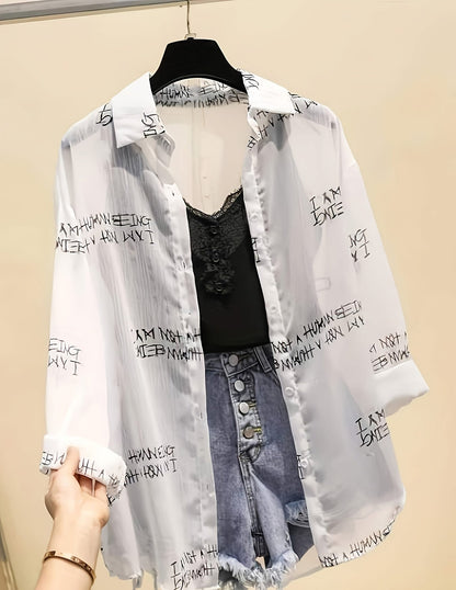 Damen Oversize Hemd mit Zeitungsdruck und High-Waist Denim Shorts – Modisches Freizeit-Outfit