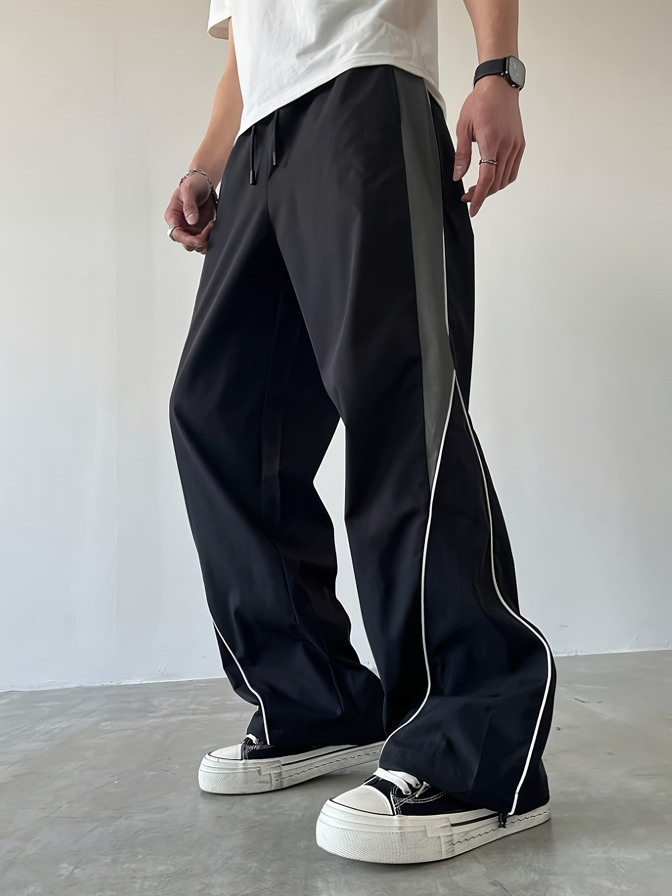 Herren Streetwear Weite Jogginghose mit Kontraststreifen und sportlichem Look