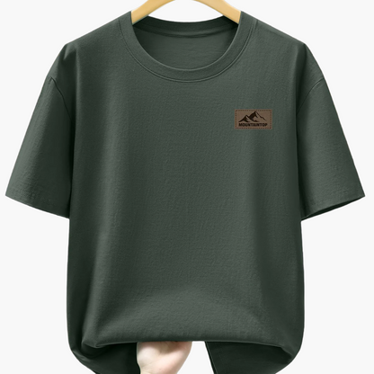 Herren T-Shirt mit dezentem Mountain Patch – Freizeit & Alltag, moderner Look