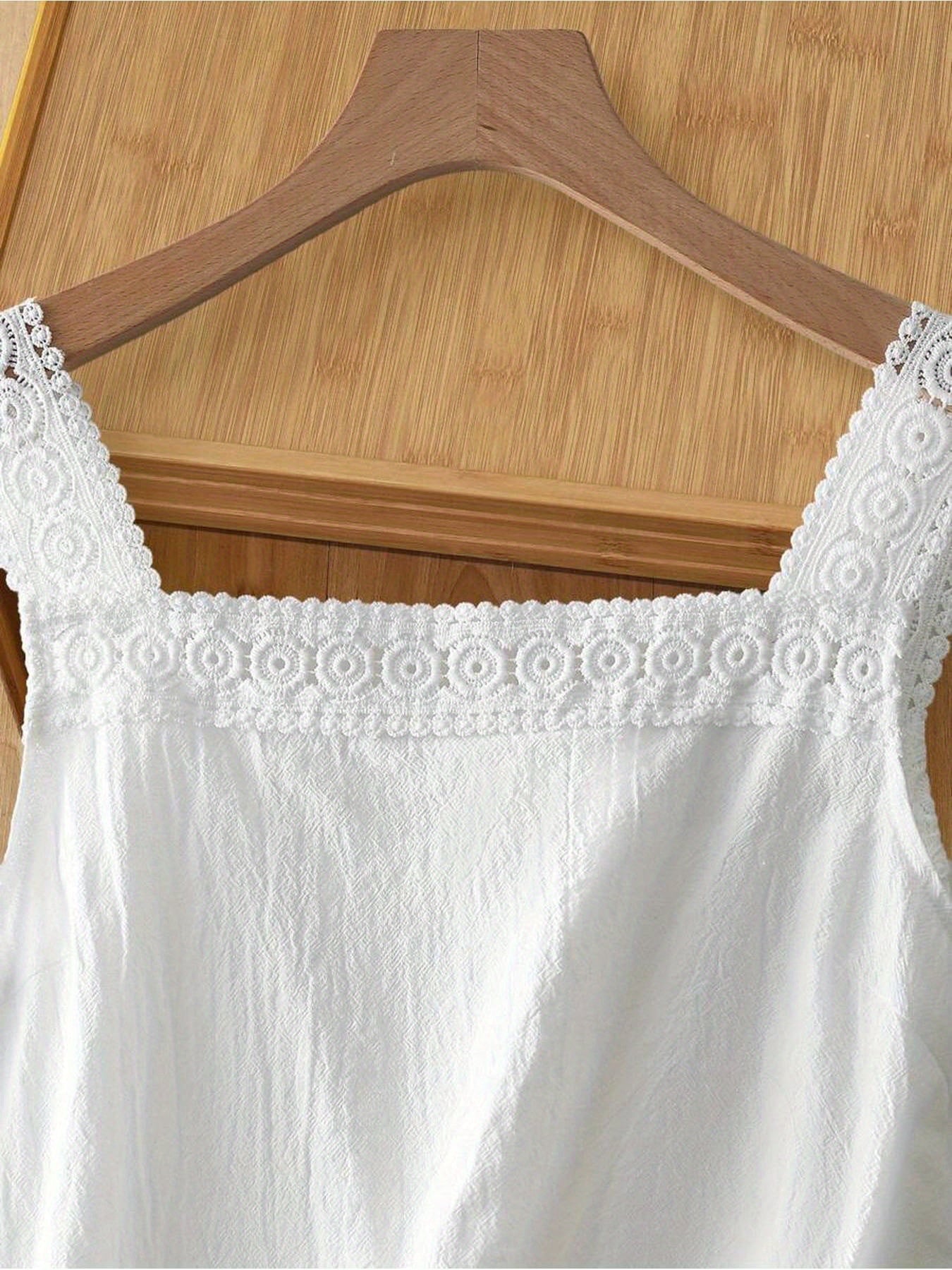 Damen Spitzen-Top mit Knopfleiste und eckigem Ausschnitt – Romantische Bluse für Alltag und Freizeit