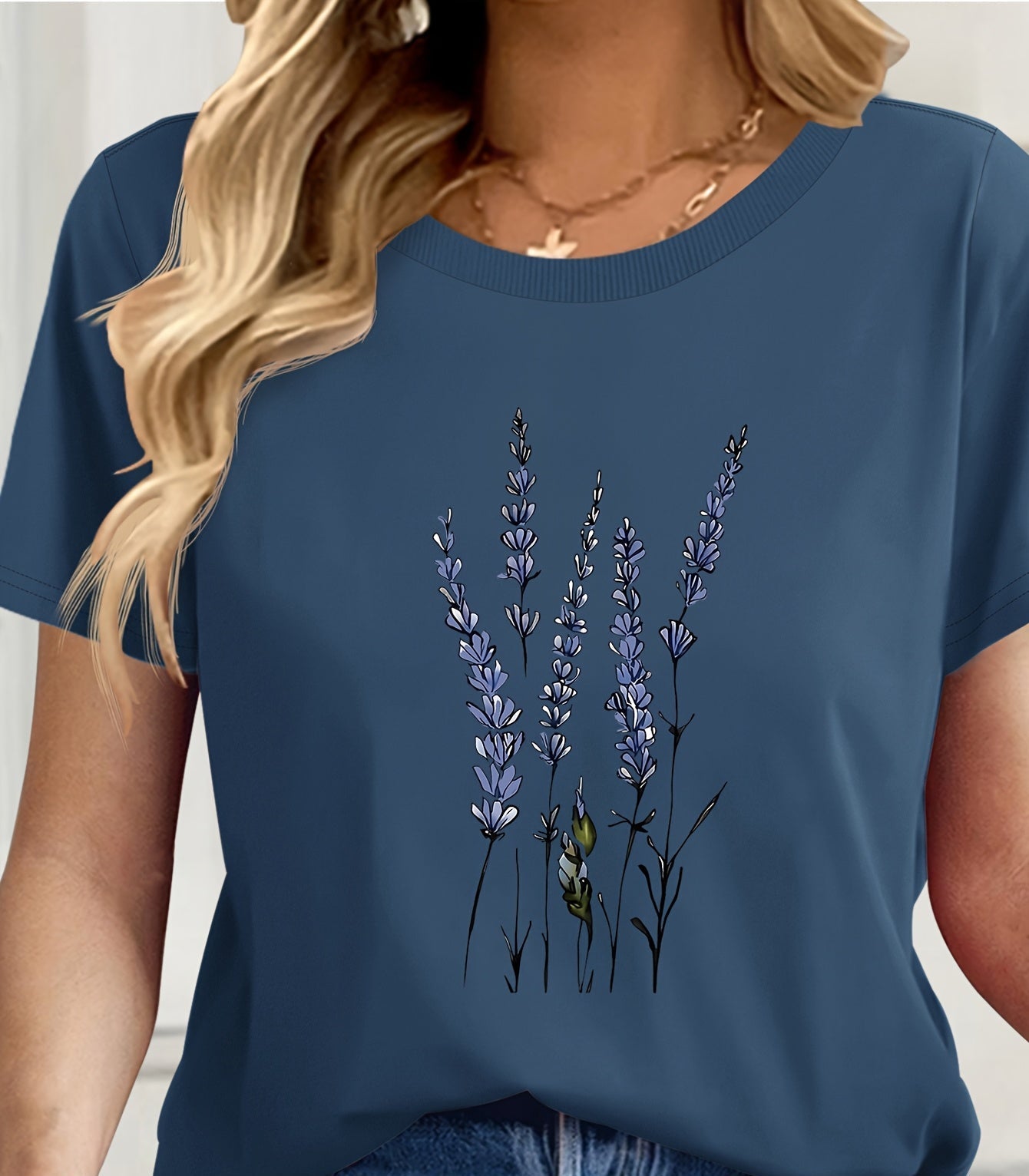 Damen T-Shirt mit Lavendel-Blumenprint – Künstlerisches Freizeitshirt für Alltag und besondere Anlässe