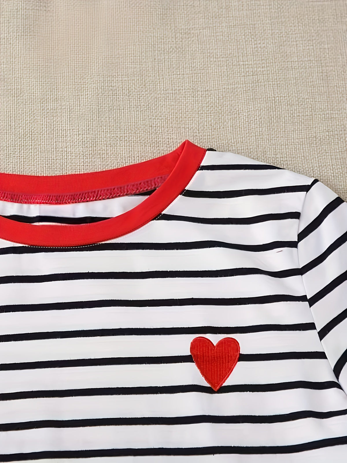 Gestreiftes Langarmshirt mit Rundhalsausschnitt und Herz-Applikation