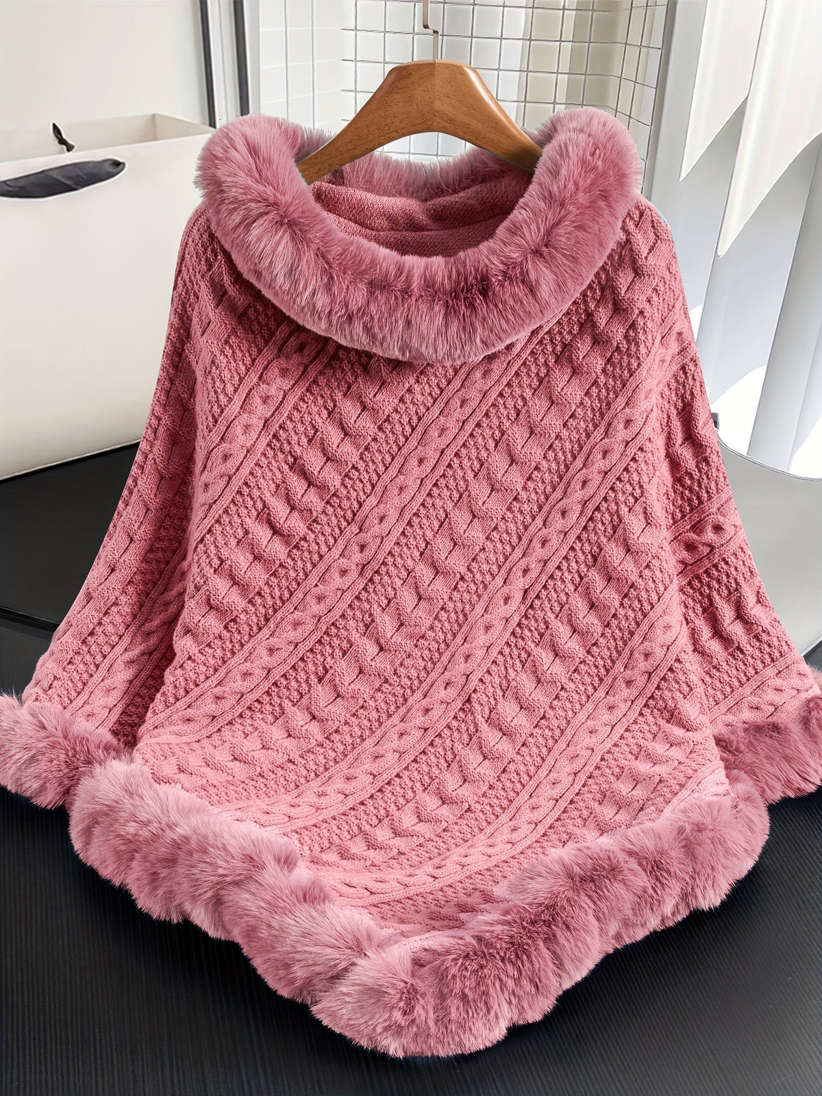 Damen Strickponcho mit Zopfmuster und Kunstpelzbesatz