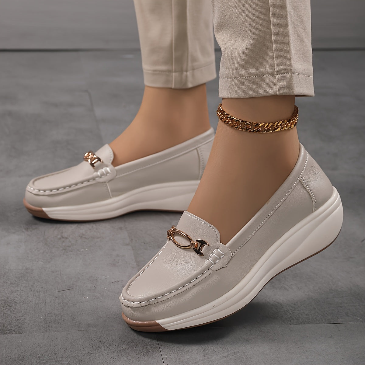 Damen Komfort-Loafer mit Plateau und Goldverzierung – Elegante Slip-Ons für Alltag & Büro