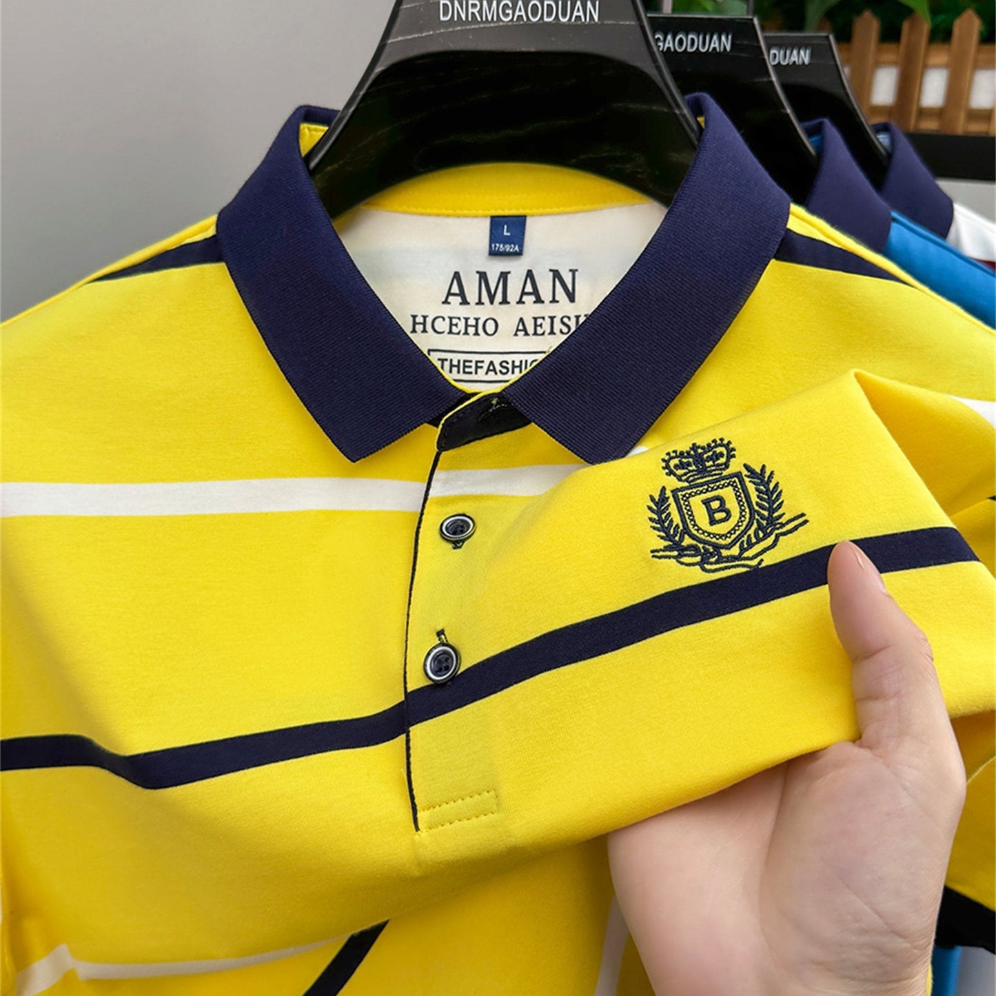 Herren Poloshirt mit Streifenmuster und gesticktem Wappen – Klassisch, Elegant, Freizeit