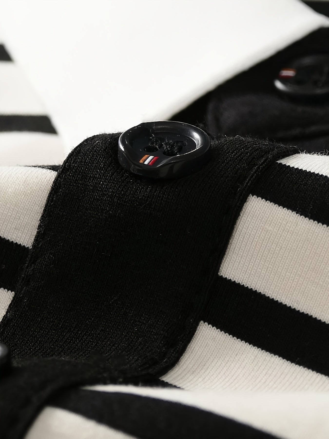Herren Polohemd mit Streifen und gesticktem Wappen – Klassischer Freizeit- und Business-Look
