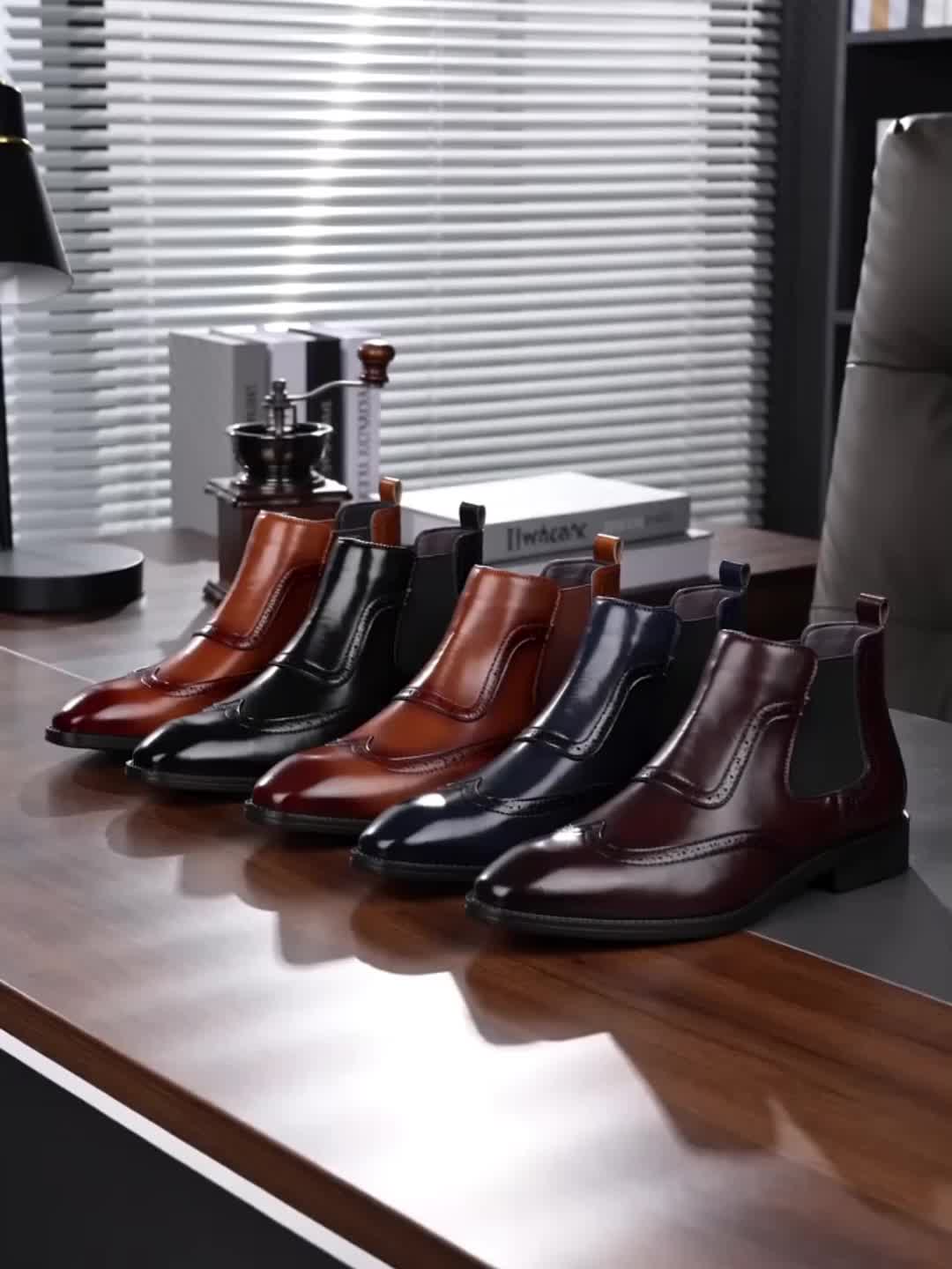 Herren Chelsea Boots mit Brogue-Details in glänzender Optik