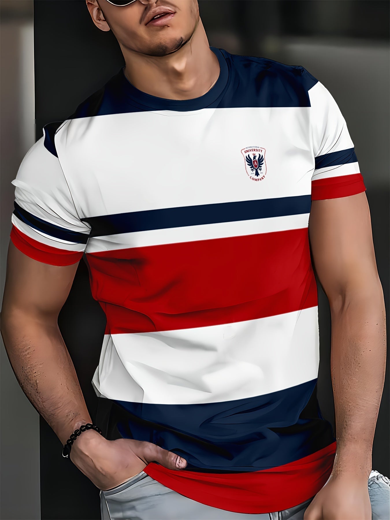 Herren T-Shirt im College-Stil mit Streifen und Wappen – Freizeitmode für Alltag & Sport