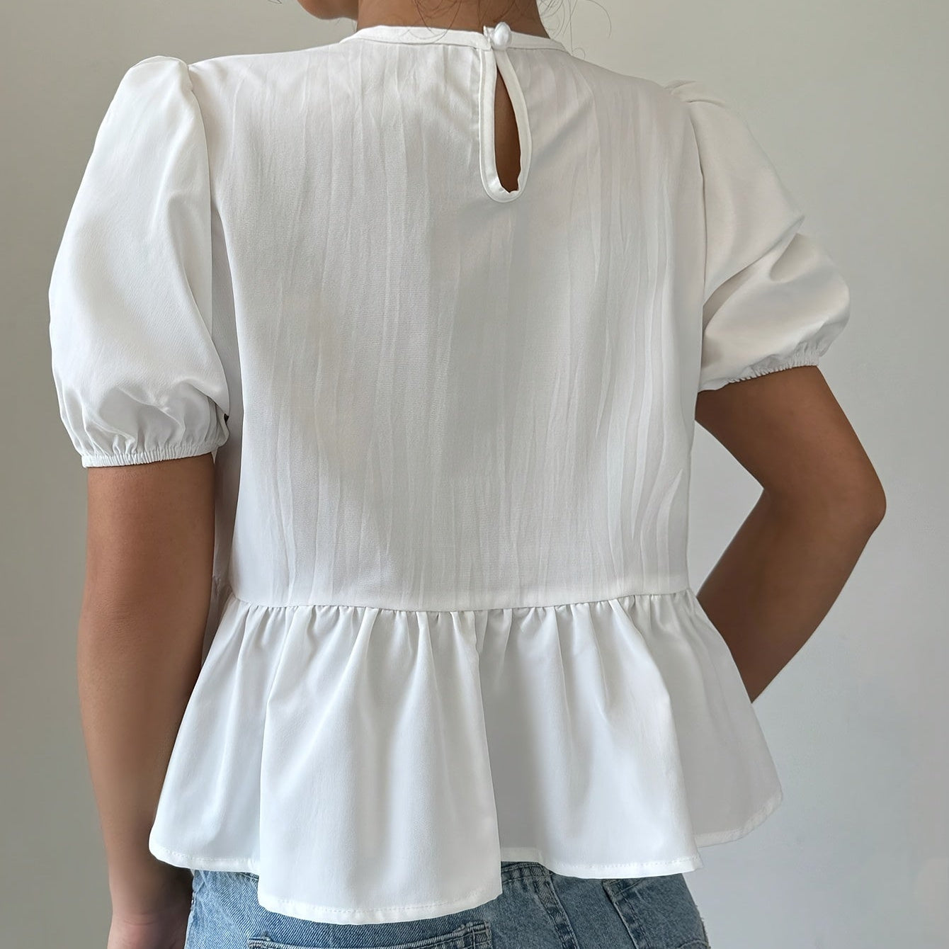 Damen Peplum-Bluse mit Puffärmeln und Schleifen – Verspielter, femininer Look für Freizeit und Alltag
