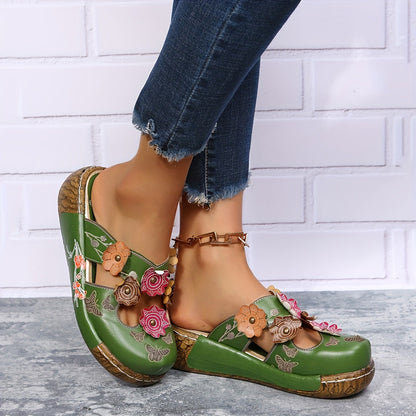 Damen Keilabsatz-Pantoletten mit floralen Applikationen und Schmetterlingsmuster – Boho Style für Alltag und Freizeit