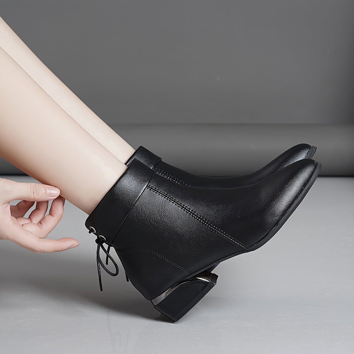 Damen Stiefelette Schwarz mit Reißverschluss & Metallic-Detail
