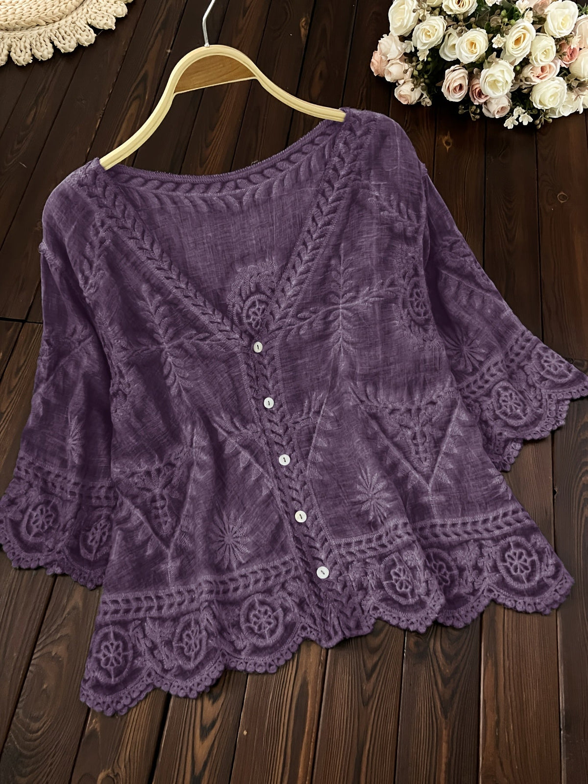 Damen Bluse mit Stickerei und V-Ausschnitt, 3/4-Ärmel, Knopfleiste