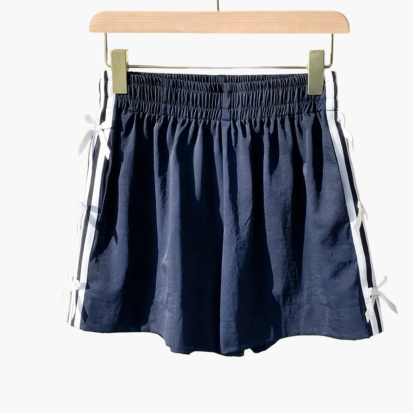 Damen Freizeitshorts mit Schleifen und Streifen – Lässiger Sommer-Look für Urlaub und Alltag