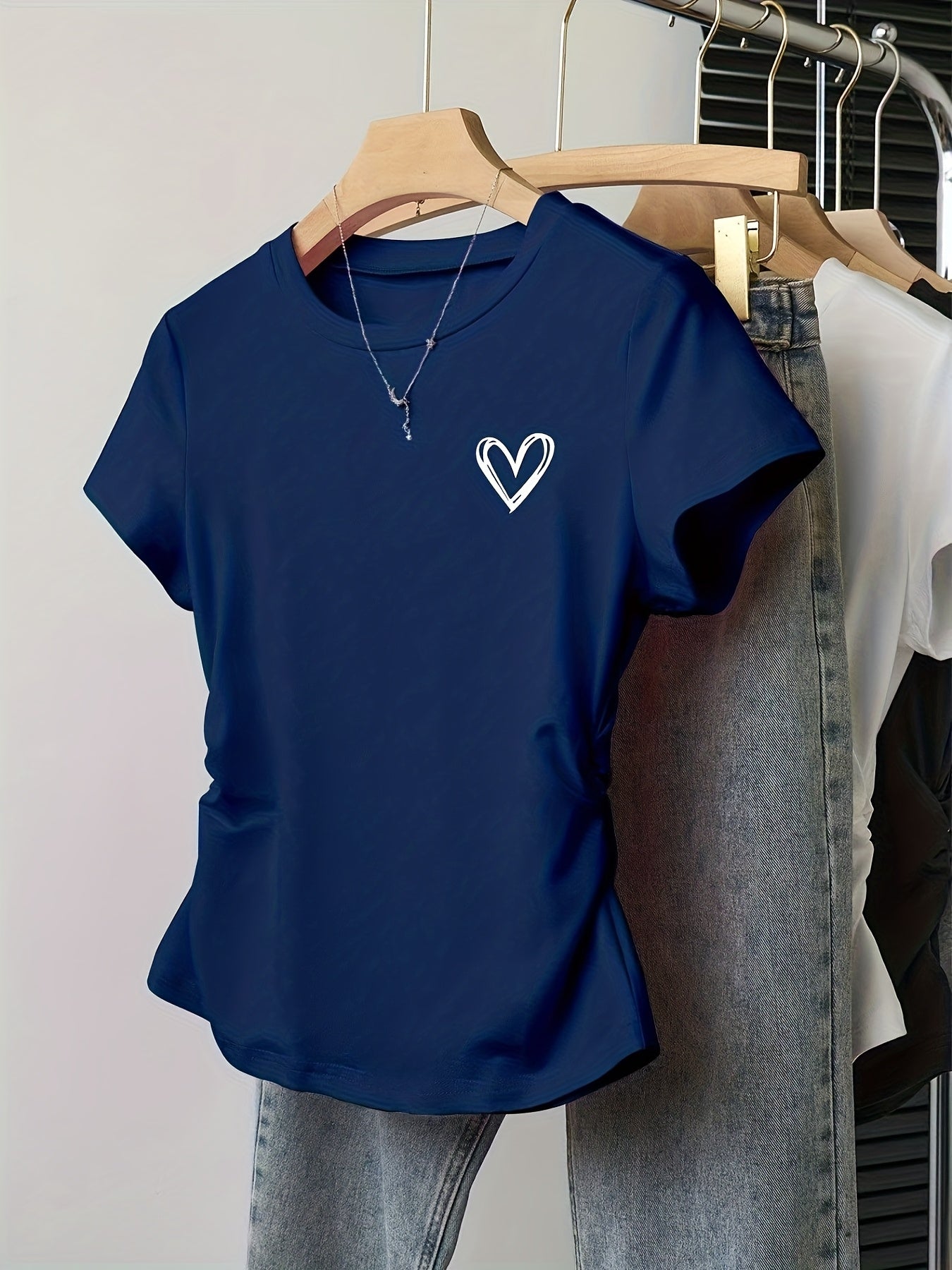 Damen T-Shirt mit Herz-Print und modernem, figurbetontem Schnitt – Alltagsmode mit Stil