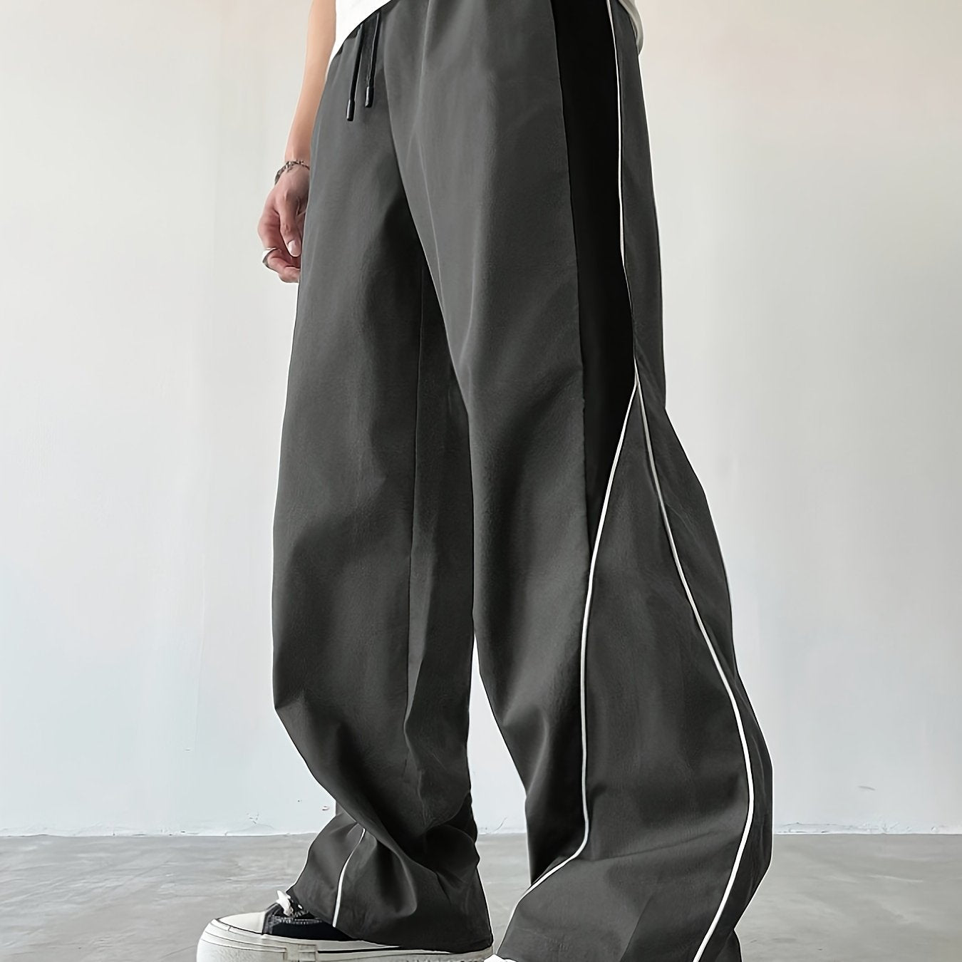 Herren Streetwear Weite Jogginghose mit Kontraststreifen und sportlichem Look