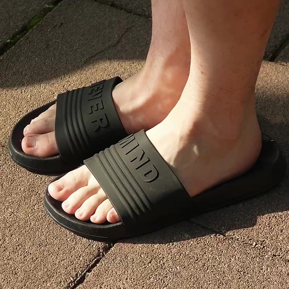 Herren Badelatschen mit Logo-Prägung – Bequeme Slides für Freizeit & Pool