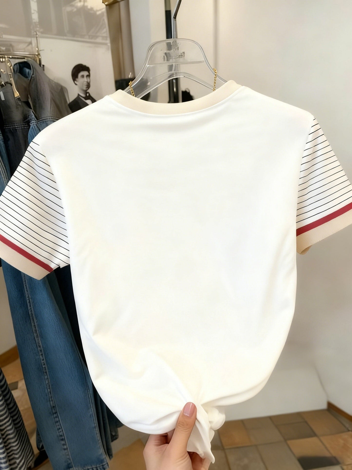 Damen T-Shirt mit Einhorn-Logo und gestreiften Ärmeln – Modisches Freizeitshirt
