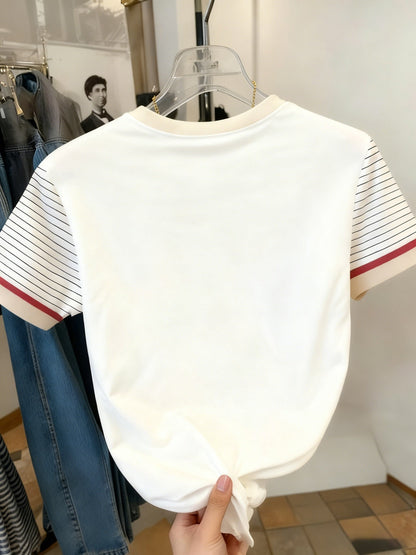 Damen T-Shirt mit Einhorn-Logo und gestreiften Ärmeln – Modisches Freizeitshirt