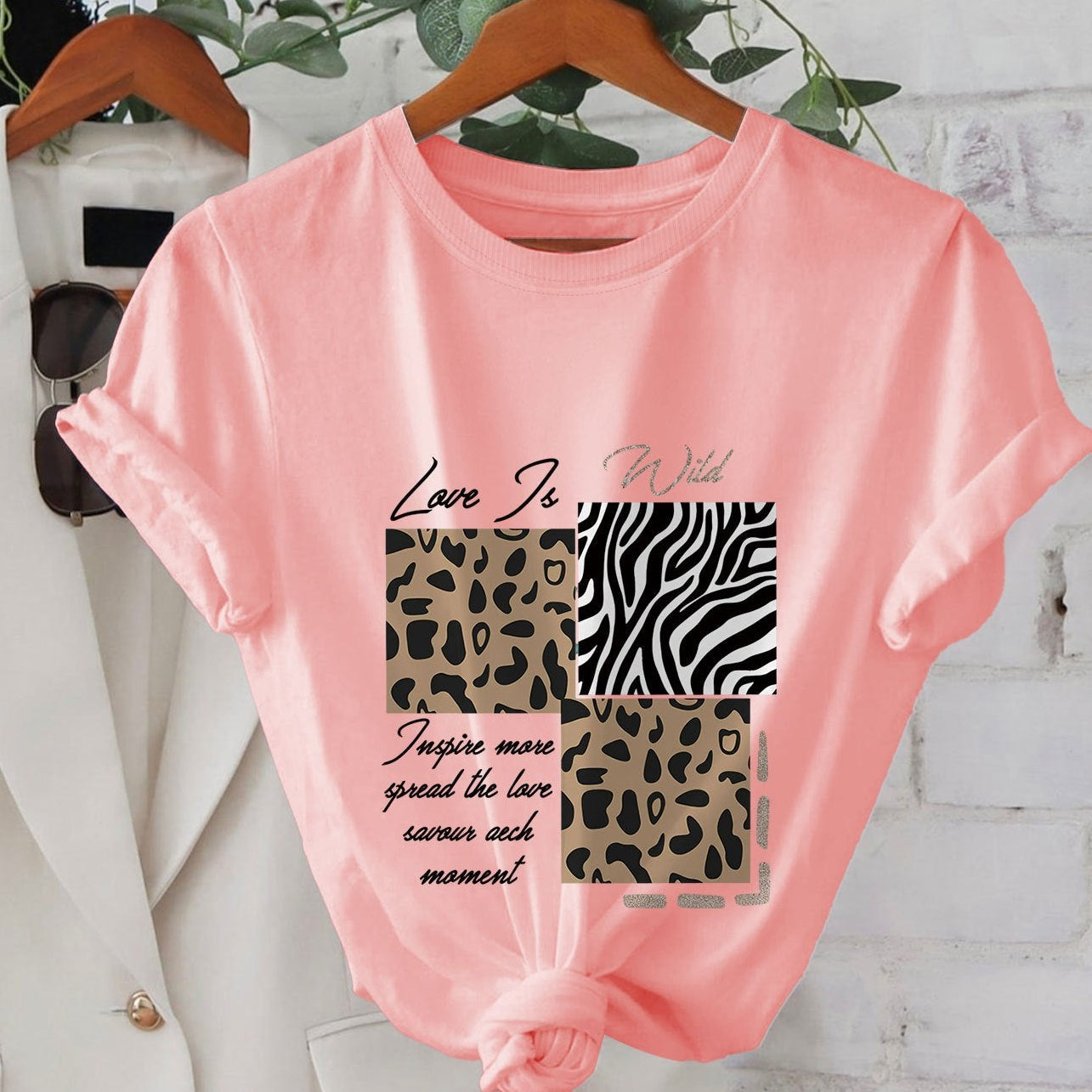 Damen T-Shirt mit Animal Print und Motiv-Spruch – Modisches Freizeitshirt, Casual Streetstyle, Inspirierendes Geschenk