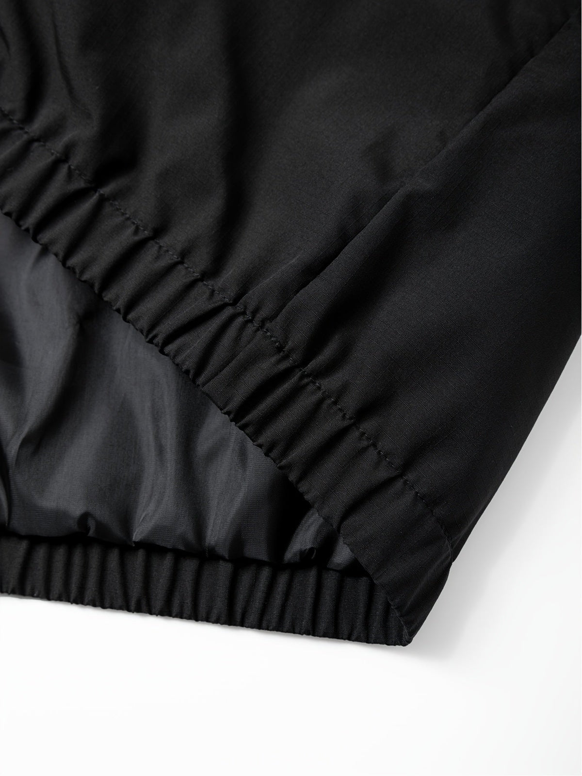Schwarze Kapuzenjacke mit Halbreißverschluss und Bauchtasche